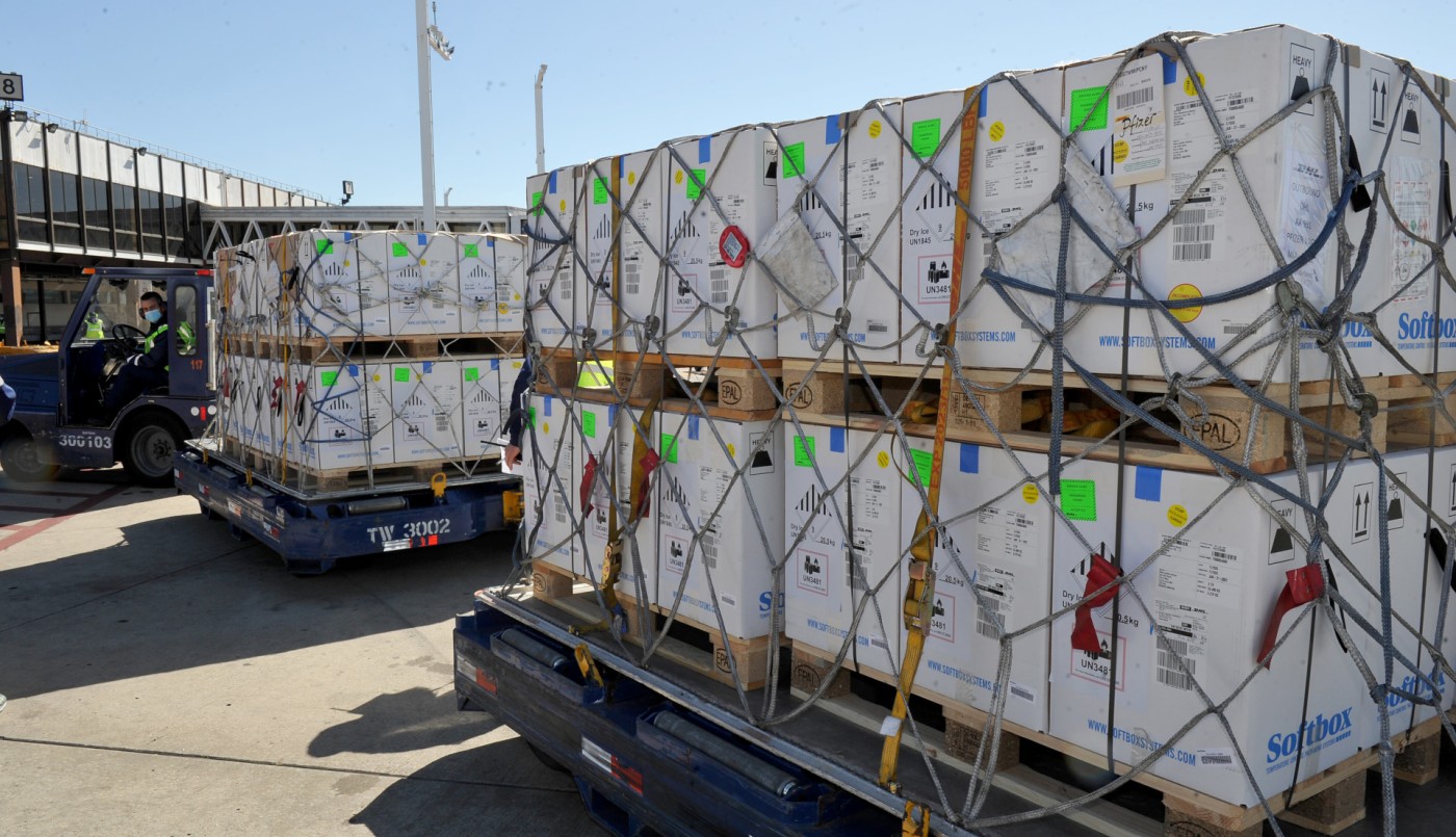 Arribó al país un embarque con 896.200 vacunas de Pfizer | Información General