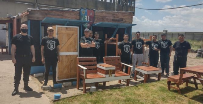Presos bonaerenses fabricaron y donaron muebles a una familia que perdió todo en un incendio | Información General