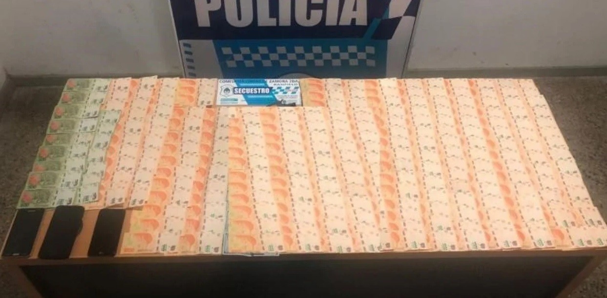 Empleados realizaron una denuncia por asalto y terminaron detenidos: tenían escondido el dinero en la ropa | Información General