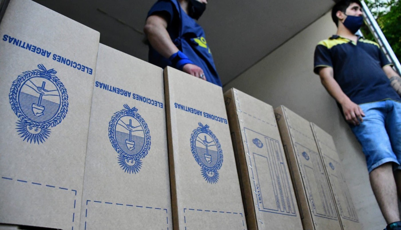 Comenzó la distribución de urnas en los locales de votación en Rosario | Rosario y la región
