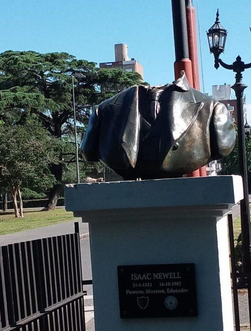 Ataque a un monumento de Newells: le cortaron la cabeza al busto de Isaac | Rosario y la región