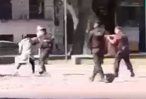 Atacó a la policía con un cuchillo y lo redujeron a los tiros | Información General