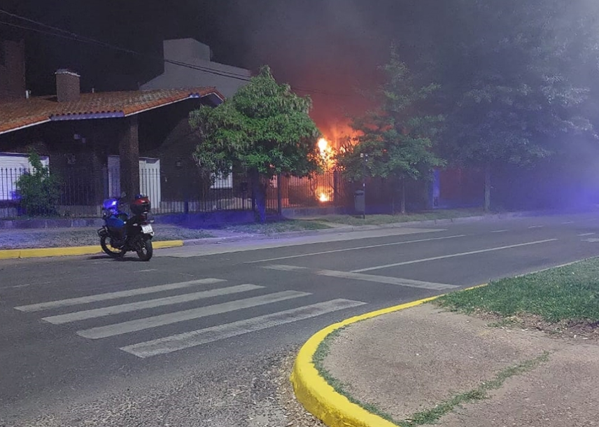 Matrimonio internado tras voraz incendio en una casa de la Costanera de Santa Fe | Información General