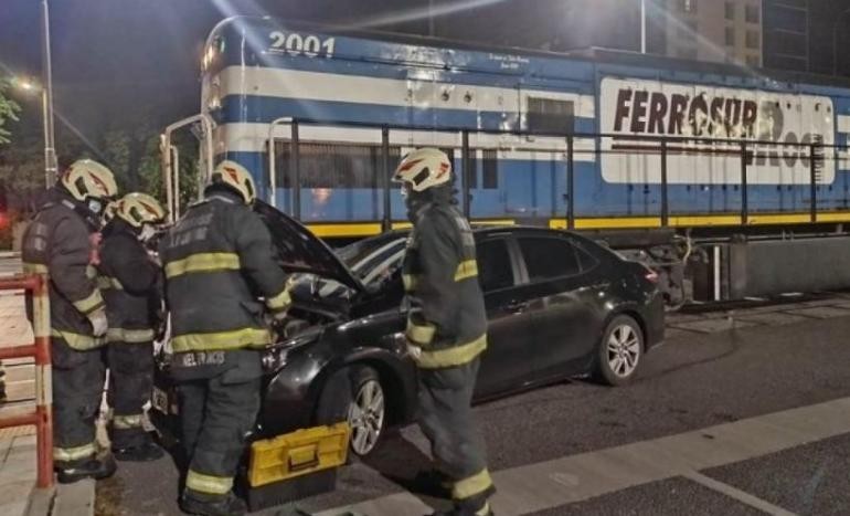 Un tren chocó con un auto en Puerto Madero | Información General