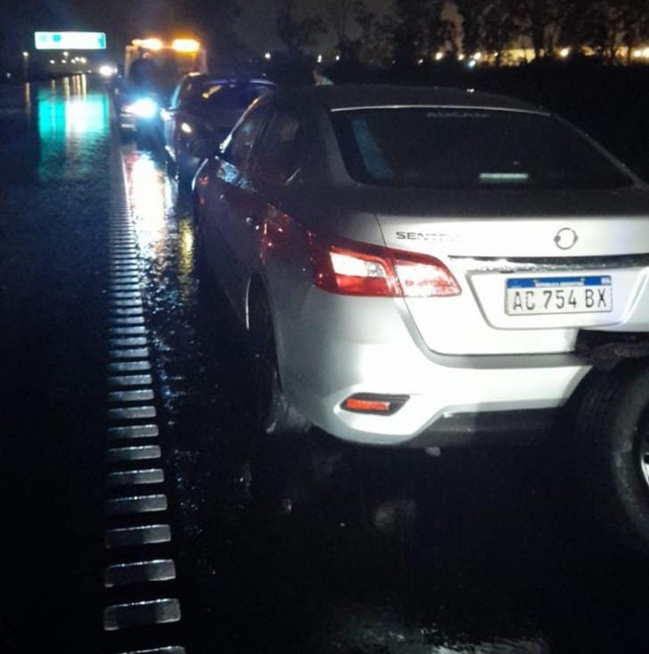 Autopista Santa Fe-Rosario: pusieron adoquines en la calzada y les robaron a los automovilistas | Información General