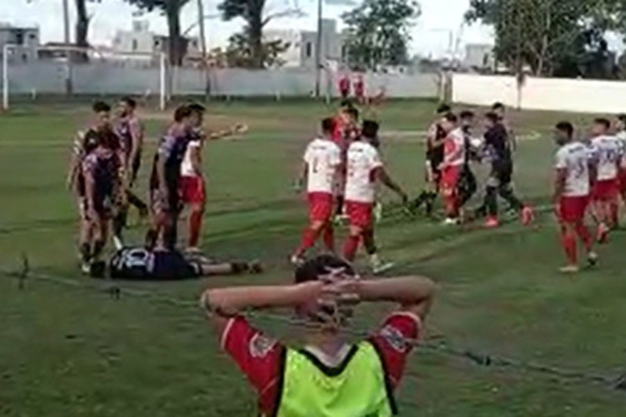 Video: noqueó a un jugador rival en partido de la Liga Rosarina | Deportes