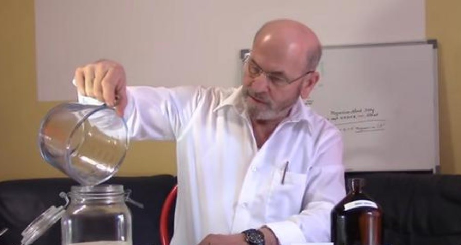 Tras contraer covid, murió un líder antivacuna que intentó curarse con enemas de dioxido de cloro | Internacionales