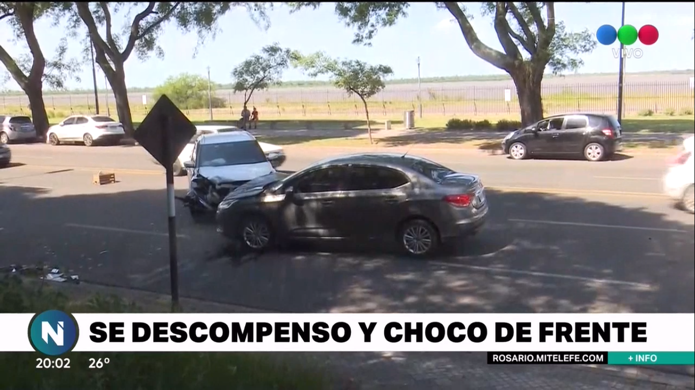 Se descompensó, cruzó de carril y chocó de frente con otro auto | Rosario y la región