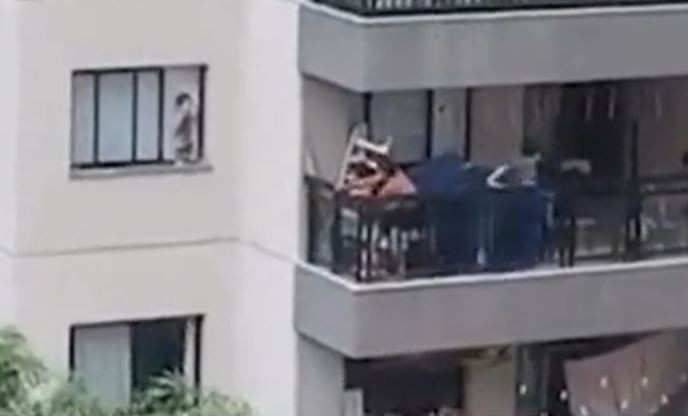 Estremecedor video: el niño que camina por la cornisa de una ventana en lo alto de un edificio | Internacionales