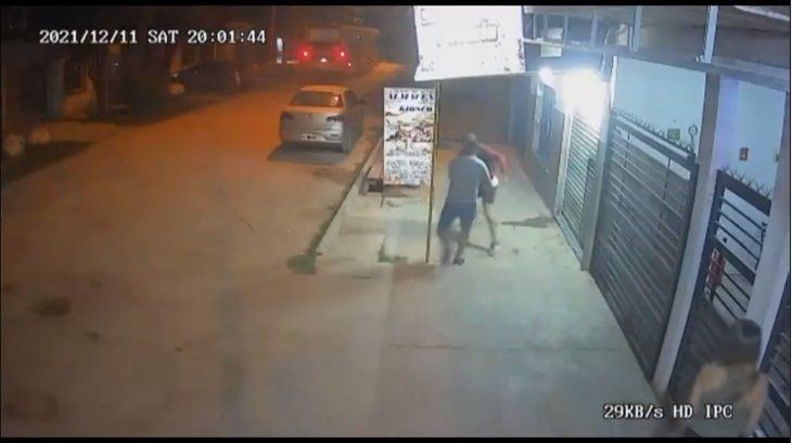 Video: el momento que un joven es baleado por motochorros en Moreno | Información General