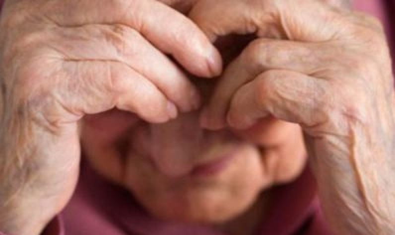 Mujer de 90 años se despertó cuando un joven la abusaba en su cama | Información General