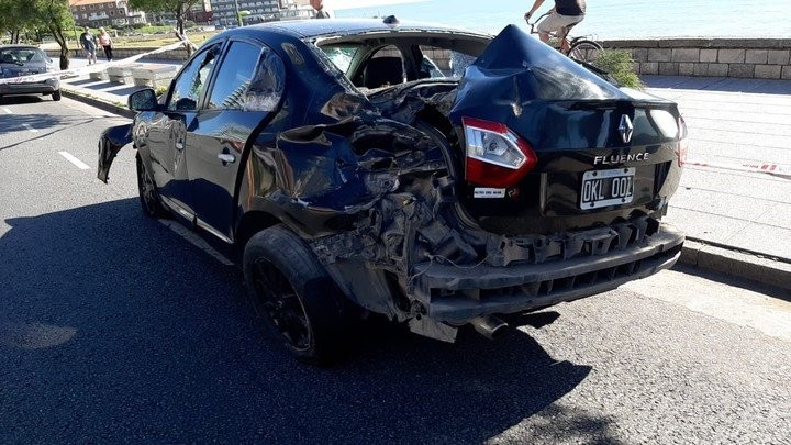 Un adolescente perdió el control, atropelló a una chica y con el auto destrozado intentó escapar | Información General