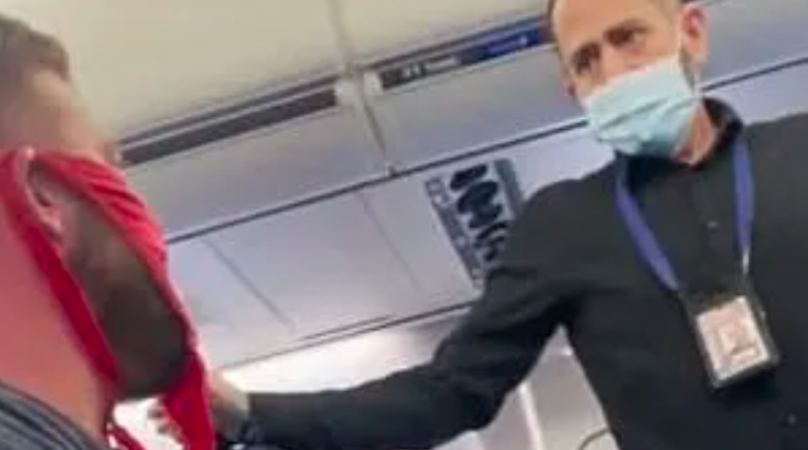 Echaron a un hombre de un avión que usaba una tanga roja como barbijo | Información General