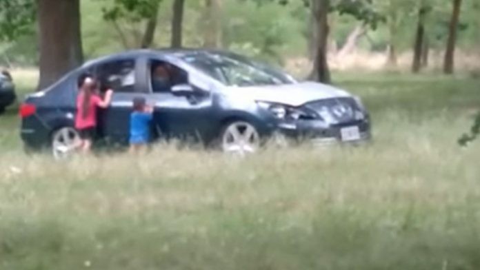 Video: una pareja bajó a sus hijos del auto para tener sexo | Información General
