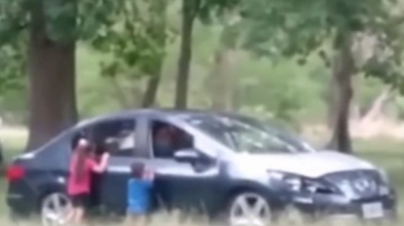 Detuvieron a una pareja que bajó a sus hijos del auto para poder tener sexo | Información General