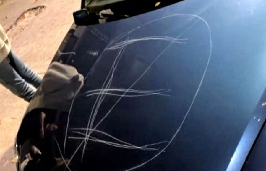 Alumnos rayaron el auto de una profesora y le escribieron frases insultantes | Rosario y la región