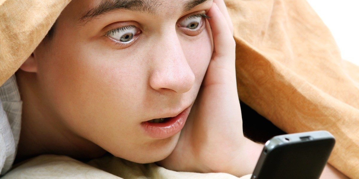 Su papá le prestó el teléfono y encontró una foto íntima de su madre | Información General