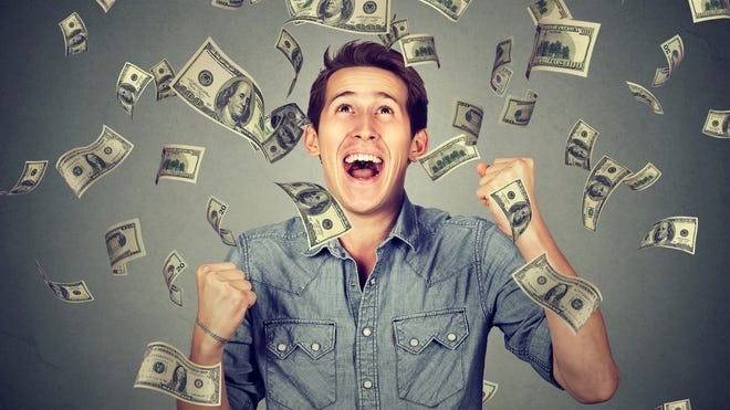 Ganó millones en la lotería y dejó a la novia sin decir nada. Ella lo descubrió y ahora quiere la mitad | Información General