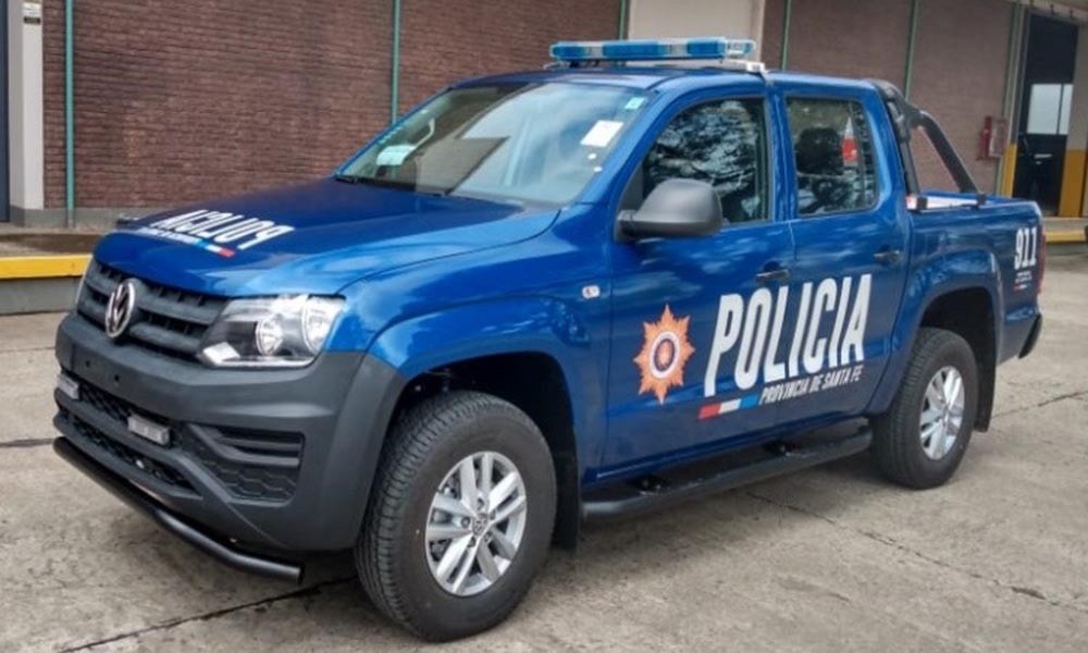 Le robaron el auto, subió al patrullero y murió al caer al pavimento | Rosario y la región