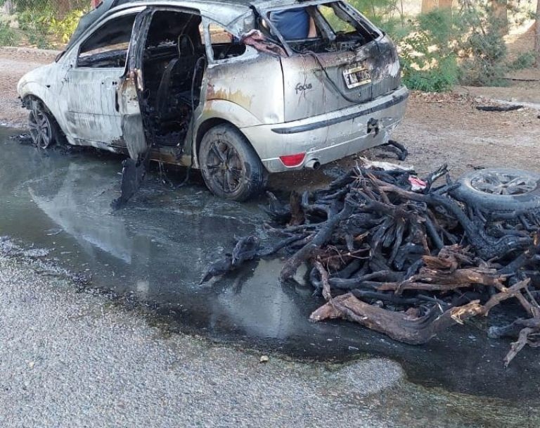 Noche mala: un hombre llevaba leña para el asado de Navidad y se le incendió el auto | Información General