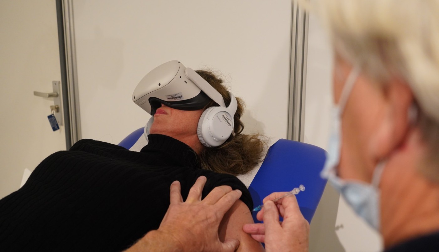 En Países Bajos proponen usar lentes de realidad virtual a personas que le temen a aplicación vacuna | Internacionales