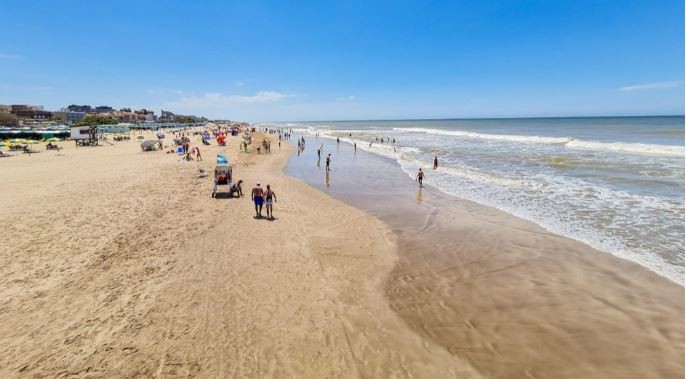 Pinamar comenzó la temporada con una explosión de casos leves de Covid-19 y con guardavidas reclamando por salarios | Información General