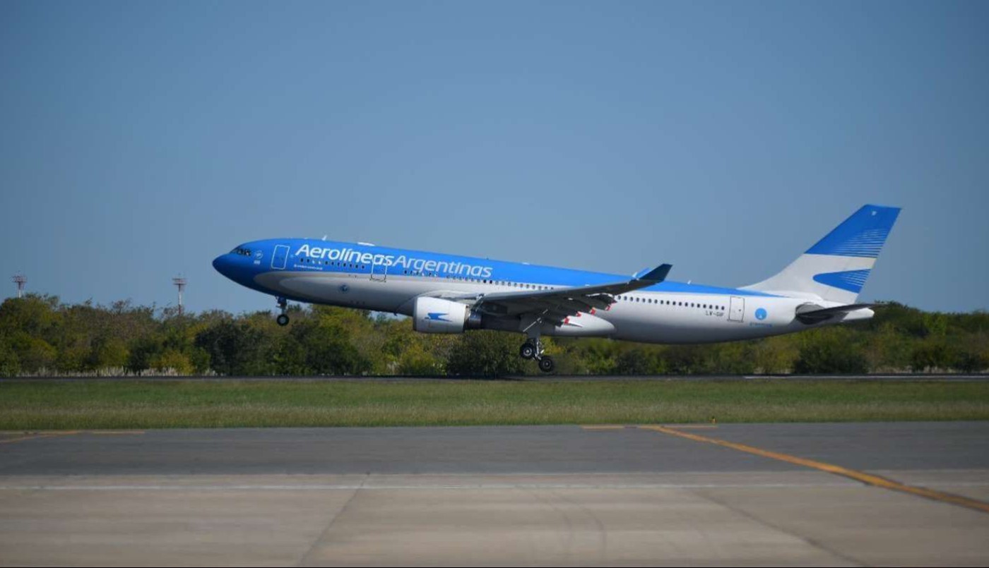 Aerolíneas Argentinas advierte que sus vuelos pueden sufrir reprogramaciones por la suba de contagios de coronavirus | Información General