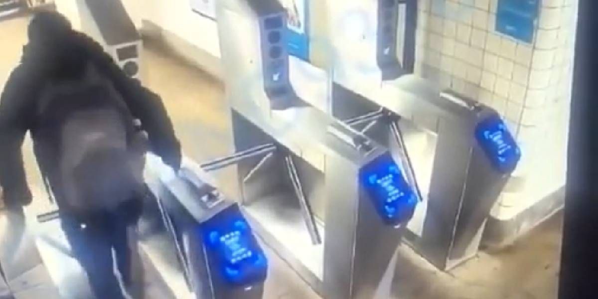 Intentó saltar el molinete del metro de Nueva York, se rompió el cuello y murió | Internacionales