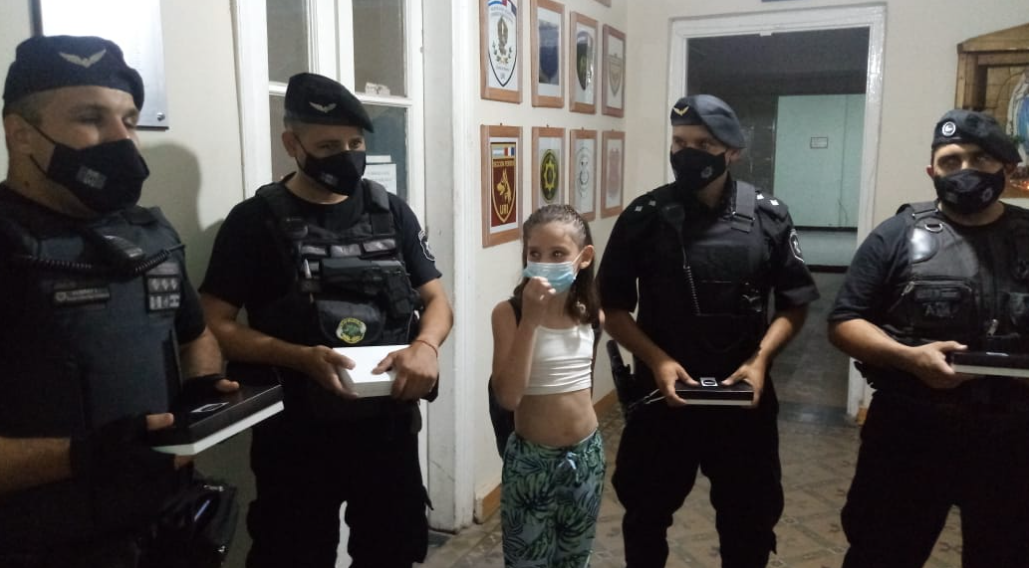 Agentes del Comando Radioeléctrico recibieron regalos por su rápido accionar | Información General