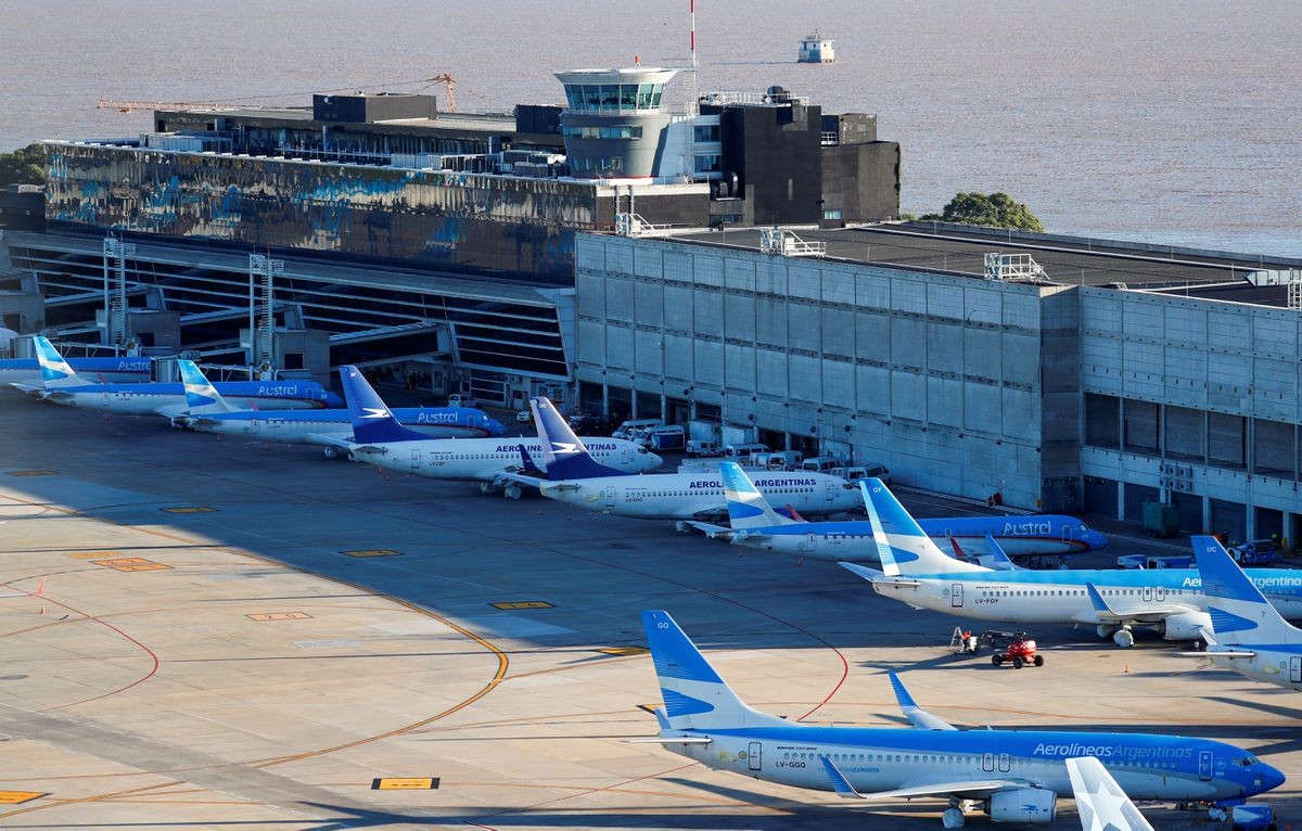 Aerolíneas Argentinas canceló 7 vuelos por contagios de coronavirus | Información General