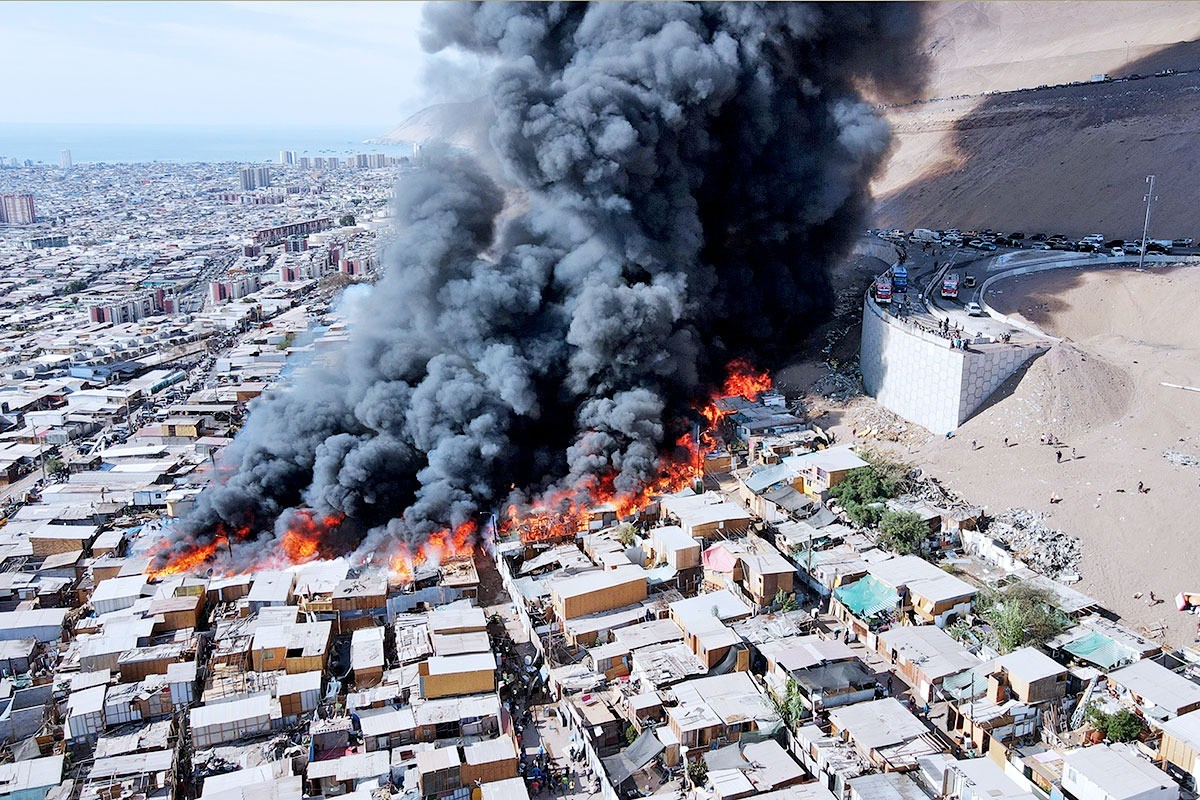 Un incendio arrasó más de 100 viviendas en el norte de Chile | Internacionales