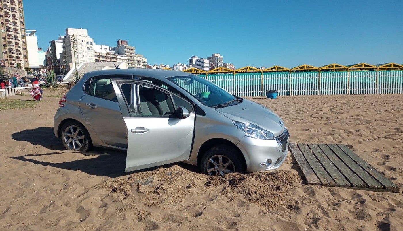 Bajó con el auto a la playa y quedó atascado en la arena | Tecnología