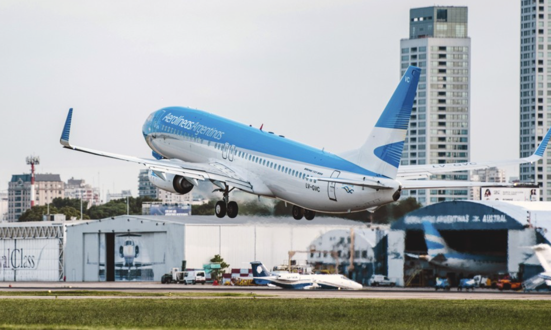 Dos pasajeros que viajaban a Miami denunciaron que les robaron plata en un vuelo de Aerolíneas Argentinas | Información General