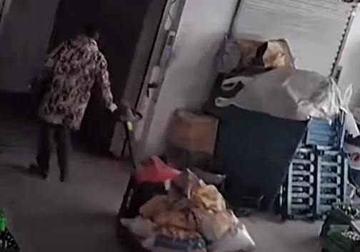 Video impactante: se salvó de milagro de caer por un ascensor | Internacionales