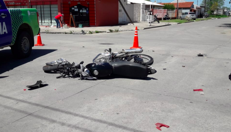 Impactante video: motoquero muere al chocar contra un árbol, huyendo de una discusión de tránsito | Información General