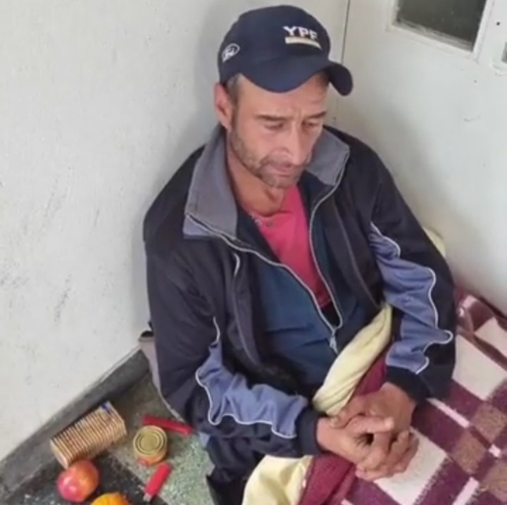 Video: denuncia que le usurparon la casa, lo dejaron en la calle y duerme en la puerta de la Municipalidad | Información General