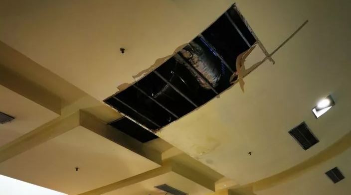 Se derrumbó parte del techo del patio de comidas del shopping Plaza Oeste: un bebé resultó herido | Información General