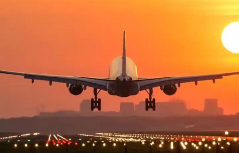 A dos horas de despegar, un avión debió pegar la vuelta porque una pasajera se negaba a usar barbijo | Internacionales