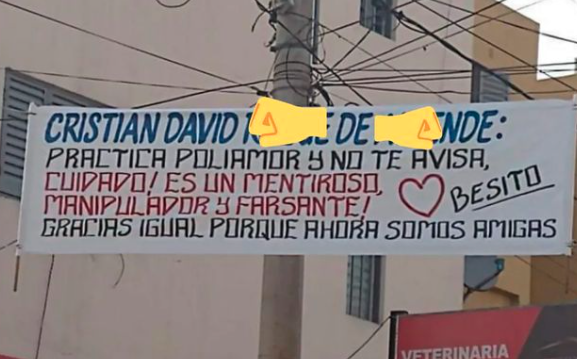 Una mujer dejó a su pareja con un pasacalle y se hizo amiga de la amante: "Practica poliamor y no te avisa" | Tecnología