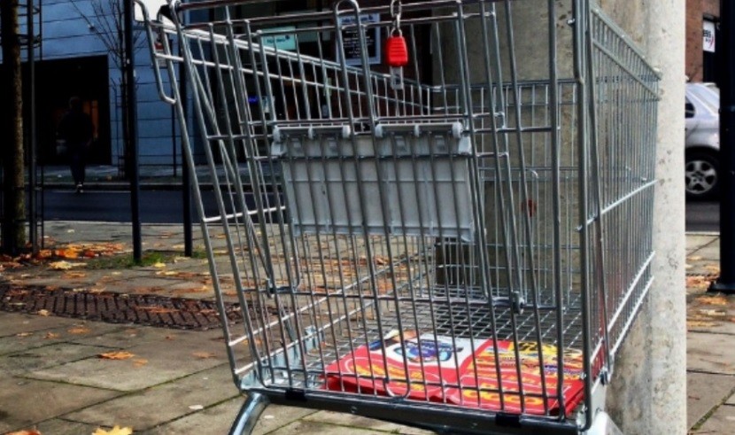 Sorprendieron a una mujer que llevaba un cadáver en un changuito de supermercado: era su esposo | Internacionales