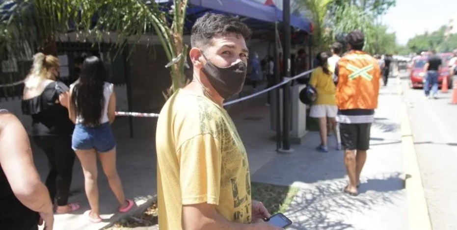 "Peor es robar": está desempleado y cobra por hacer fila en centros de hisopados | Información General
