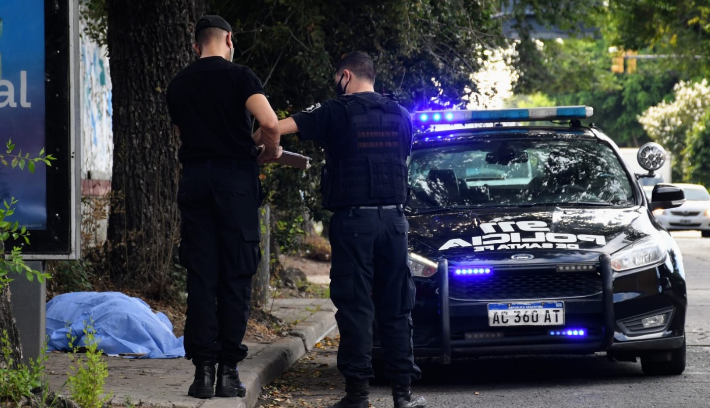 Encontraron un hombre muerto tirado en la calle en Paraná y Santa Fe | Rosario y la región