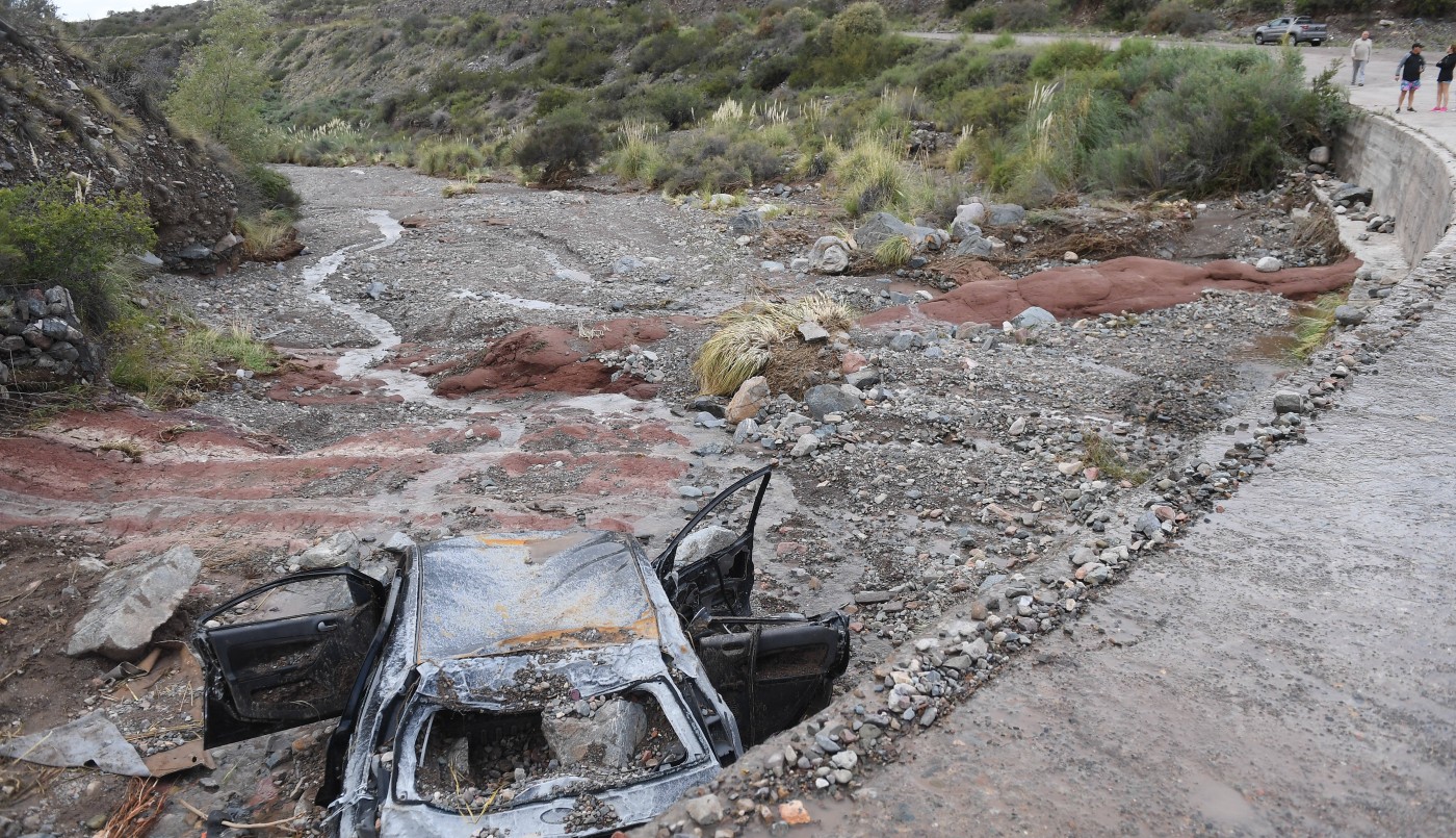 Murieron dos hermanitas y su papá arrastrados por un alud de barro y agua en Mendoza | Información General