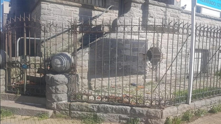 Error de cálculo: intentó saltar una reja y se la clavó en los testículos | Información General