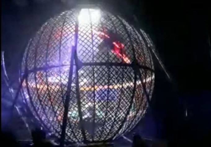 “Globo de la Muerte”: tres motociclistas chocaron en la esfera metálica | Información General