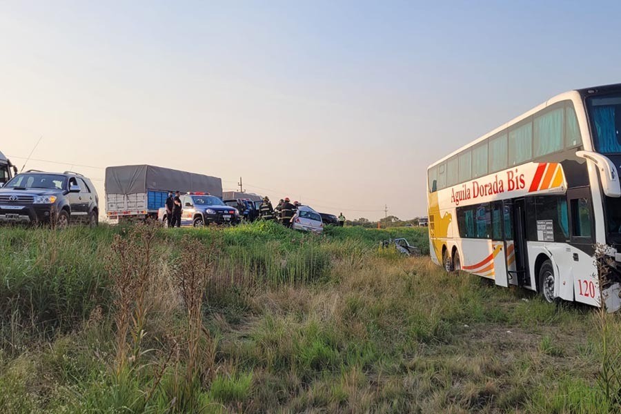 Tragedia en Ruta 11: tres automovilistas muertos al chocar contra colectivo | Rosario y la región