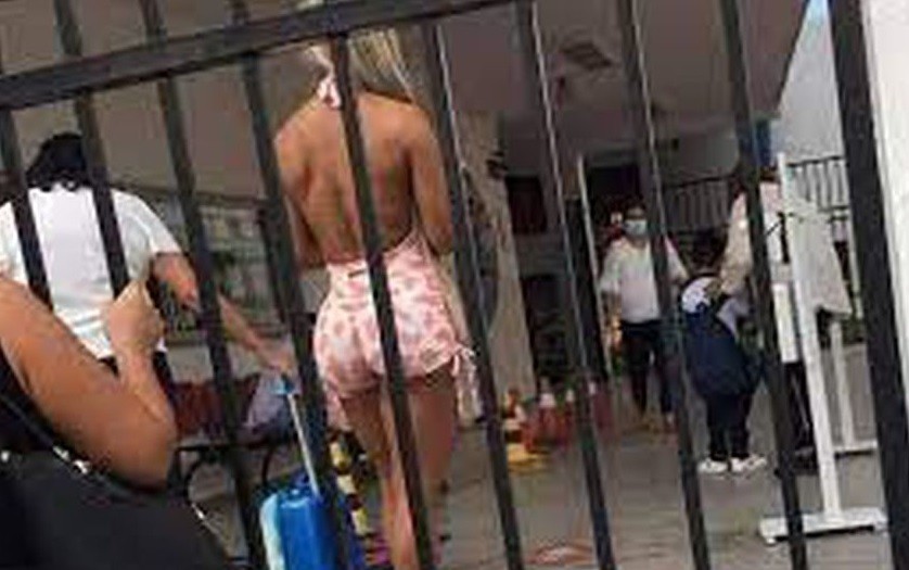 "Muy inapropiado": cuestionan a modelo fisicoculturista que fue en malla a buscar a su hijo al colegio | Internacionales