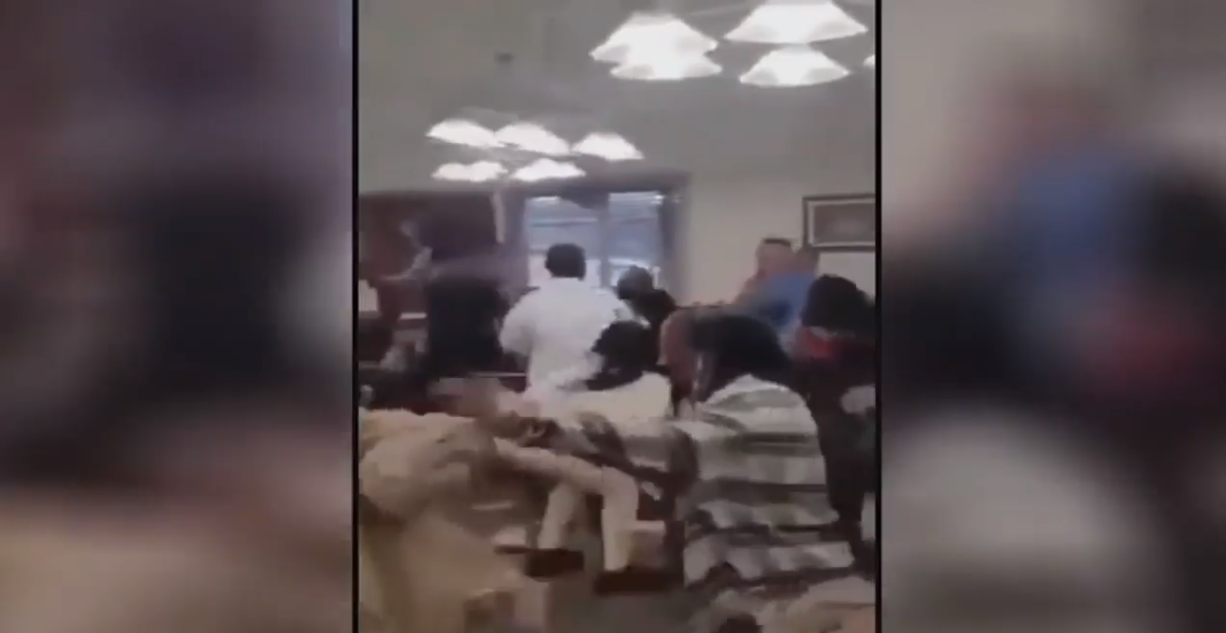 Ese churrasco es mío: batalla campal en un tenedor libre | Internacionales