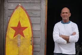 Murió mientras surfeaba Renato Tiribelli, un legendario fabricante de tablas de Mar del Plata | Información General