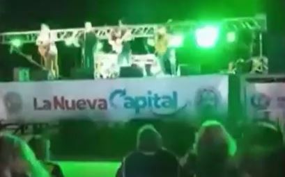 Una estructura de luces cayó sobre el escenario mientras tocaba una banda | Información General